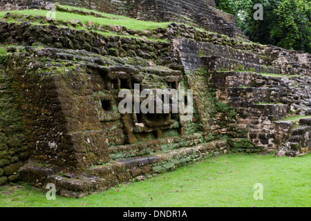 Jaguar-Tempel in Lamanai Belize Anfang November mit etwas Regen Stockfoto