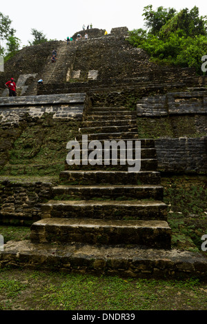 Lamanai, Belize - 08. November: Touristen Klettern eine antike Maya-Pyramide, 8. November 2013 in Lamanai Belize Stockfoto