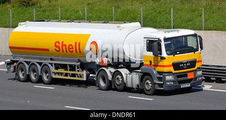 Hazchem gefährliche Chemikalien und Gefahrgut Hinweisschild & Werbung auf der Shell Kraftstofftanker auf Autobahn Stockfoto