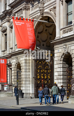 Royal Academy of Arts ist eine Kunstinstitution, die hier im Burlington House mit roter Flagge im Piccadilly Road Asphalt über dem Eingang London England Großbritannien ansässig ist Stockfoto