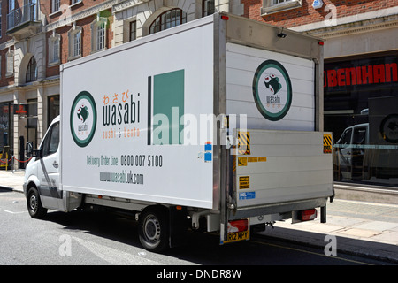 Wasabi Sushi Food Delivery van Verteilung Transport mit Tail Gate Lift im West End von London England geparkt Stockfoto