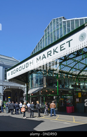 Die Leute vor dem berühmten historischen Borough Market Schild & Entrance verkaufen vor allem Spezialitäten an die breite Öffentlichkeit sonniges Southwark London England Großbritannien Stockfoto