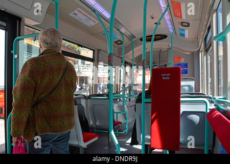 Rückansicht stehender Passagier modernes Interieur des umweltfreundlichen London Öffentliche Verkehrsmittel mit Wasserstoffbrennstoffzellen für den Londoner Bus mit Sitzplätzen VEREINIGTES KÖNIGREICH Stockfoto