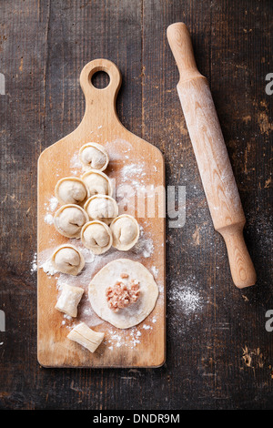 Rohes Fleisch Knödel russische traditionelle Pelmeni mit Fleisch Stockfoto