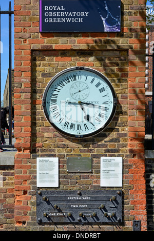 Der Hirte 24-Stunden-Uhr & öffentlichen Standards der Länge zusammen mit OS Benchmark außerhalb der Royal Observatory Greenwich Stockfoto