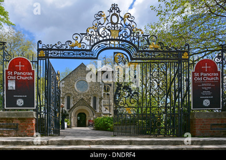 Ornamentale Eisernen Tor an der Kirche und Friedhof der alten Kirche St. Pancras Stockfoto