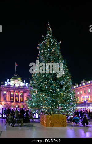 Historischer Innenhof des Somerset House mit Weihnachtsbaumschmuck und Menschen, die Eislaufbahn im Freien im Strand London England UK genießen Stockfoto