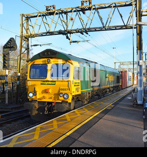 Freightliner Class 66 Diesel Lokomotive 66571 bewegen ein Containerzug Shenfield Durchgangsbahnhof Stockfoto