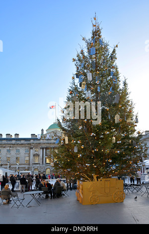 Historischer Innenhof des Somerset House mit Weihnachtsbaumschmuck und Menschen, die Eislaufbahn im Freien im Strand London England UK genießen Stockfoto