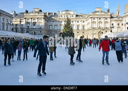 Historischer Innenhof des Somerset House mit Weihnachtsbaumschmuck und Menschen, die Eislaufbahn im Freien im Strand London England UK genießen Stockfoto