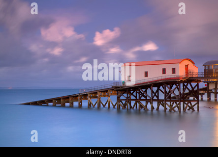 Die alte Rettungsstation in Tenby, Pembrokeshire in der Abenddämmerung. Eine Langzeitbelichtung erweicht die Wellen im Meer. Stockfoto