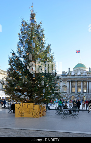 Historischer Innenhof des Somerset House mit Weihnachtsbaumschmuck und Menschen, die Eislaufbahn im Freien im Strand London England UK genießen Stockfoto