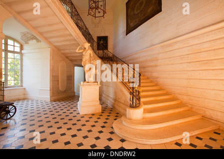 Die Haupttreppe im Chateau de Saint-Fargeau in Burgund, Frankreich. Stockfoto