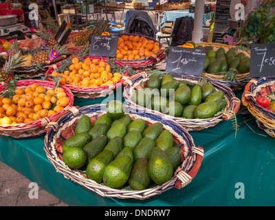 Obst und Gemüse für den Verkauf auf Bauern-Markt, Cours Saleya, Nizza, Frankreich Stockfoto