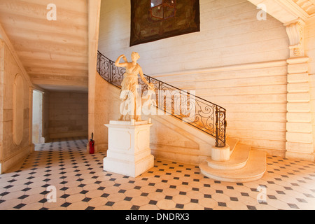 Die Haupttreppe Iin das Chateau de Saint-Fargeau in Burgund, Frankreich. Stockfoto