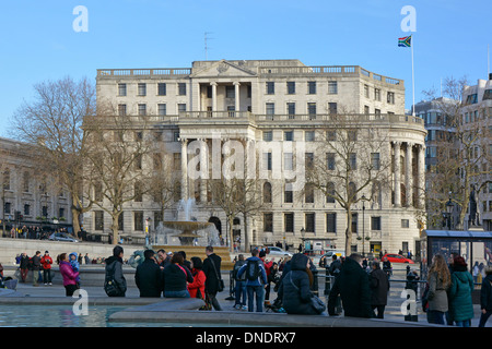 Winter in London mit Leuten in Trafalgar Square und South Africa House über Stockfoto