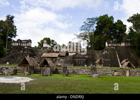 Maya-Ruinen in Tikal Guatemala zur Hälfte bedeckt und u-Bahn Stockfoto