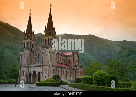 Die Basilika Santa Maria befindet sich in Covadonga, Asturien, Spanien. Stockfoto