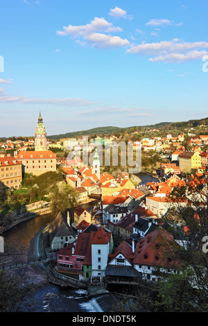 Gesamtansicht von oben von der Unesco-Listedtown von Cesky Krumlov und die Mäander des Flusses Vltava durch sie Tschechische Republik Stockfoto