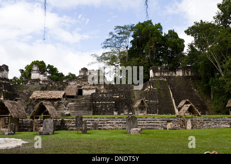 Maya-Ruinen in Tikal Guatemala zur Hälfte bedeckt und u-Bahn Stockfoto