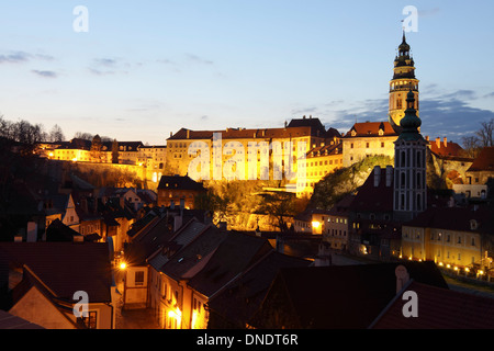 Cesky Krumlov Burg und Altstadt beleuchtet in der Abenddämmerung. Stockfoto