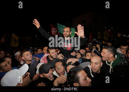 Jerusalem. 23. Dezember 2013. Palästinenser tragen veröffentlicht palästinensischen Gefangenen Samer Essawi (C), wie sie in der Essaweyeh Stadt in Ost-Jerusalem, am 23. Dezember 2013 feiern. Israelische Behörden am Montag Samer Essawi, ein palästinensischer Gefangener veröffentlicht, der die längste Hungerstreik gegen Israel, nach mehr als 17 Monate im Gefängnis, ging Reportern seine Familien. Bildnachweis: Muammar Awad/Xinhua/Alamy Live-Nachrichten Stockfoto