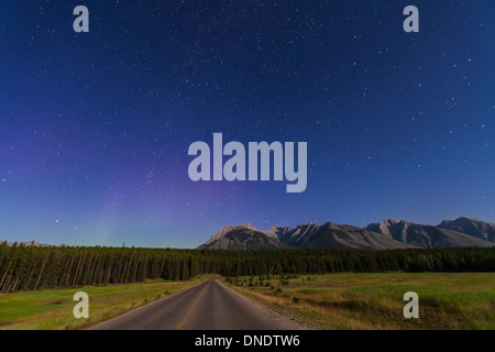 Nördlichen Herbst Konstellationen steigt über eine Straße in Banff Nationalpark, Kanada. Stockfoto