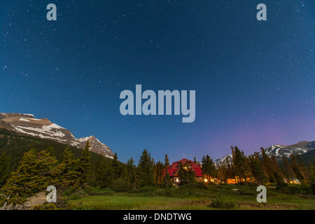 Eine mondbeschienene Nightscape genommen in Banff Nationalpark, Alberta, Kanada. Stockfoto