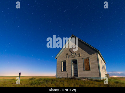 Die 1909 Liberty School auf der kanadischen Prarie im Mondschein mit Big Dipper. Stockfoto