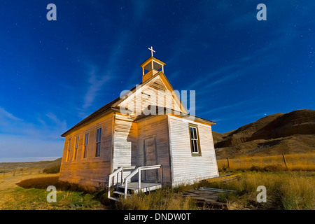 9. Oktober 2011 - Pionier die alten Kirche in Dorothy, Alberta, Kanada, in einer sternenklaren Nacht im Mondschein beleuchtet. Stockfoto