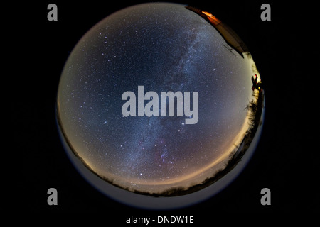 Fisheye-Objektiv-Blick auf den nördlichen Winterhimmel. Fisheye-Objektiv-Blick auf den nördlichen Winterhimmel.