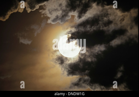 9. Januar 00 Mond in den Wolken, Gleichen, Alberta, Kanada. Stockfoto