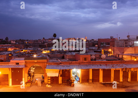 Rahba Kedima-Platz in der Abenddämmerung. Marrakesch, Marokko Stockfoto