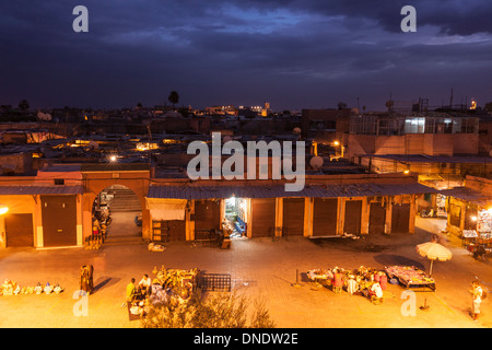 Rahba Kedima-Platz in der Abenddämmerung. Marrakesch, Marokko Stockfoto