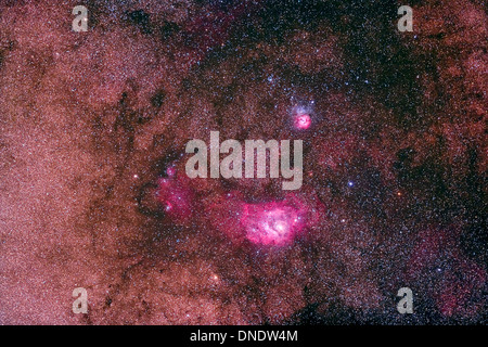 Die Lagoon Nebula (NGC 6523) und Trifid Nebula (NGC 6514) im Sternbild Schütze. Stockfoto