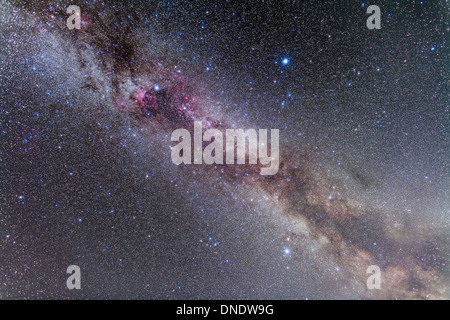 Das Sommerdreieck Sterne in der Milchstraße durch Cygnus, Lyra und Aquila. Stockfoto