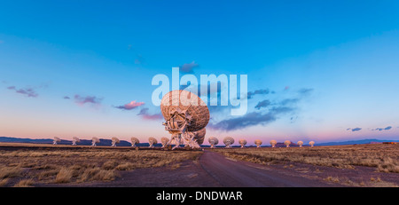 Das Very Large Array-Radioteleskop in New Mexiko, bei Sonnenuntergang. Stockfoto