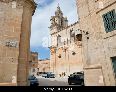 Eine Alternative, Backside-Ansicht der St. Pauls Kathedrale in Mdina, Malta. Stockfoto