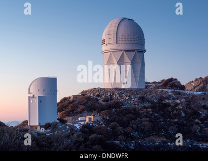 Mayall-Observatorium thront auf Kitt Peak bei Sonnenuntergang, Arizona. Stockfoto