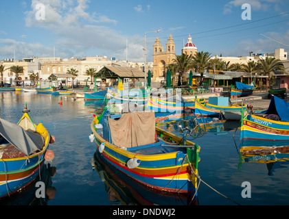 Ein Blick auf die bunten, traditionellen Luzzi (Luzzu) Angelboote/Fischerboote im Hafen von Marsaxlokk in Marsaxlokk, Malta. Stockfoto