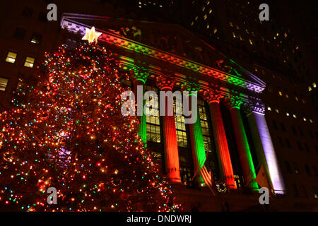 New York, USA. 23. Dezember 2013. Weihnachtsbaum und Leuchten und der New York Stock Exchange in Lower Manhattan. Bildnachweis: Christopher Penler/Alamy Live-Nachrichten Stockfoto