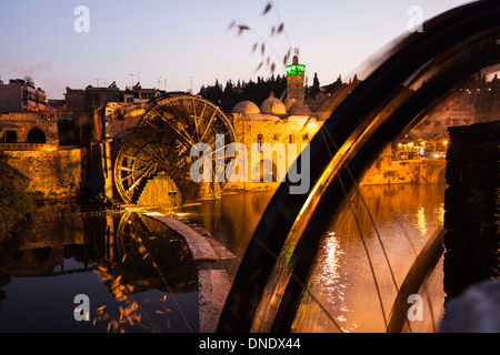 Wasserräder und Nur al-Din-Moschee in der Abenddämmerung, Hama, Syrien Stockfoto