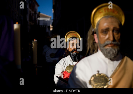 Männer tragen Masken und gekleidet wie die Apostel während der Karwoche in Puente Genil, Córdoba, Andalusien, Spanien Stockfoto