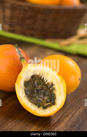 Süße Granadilla oder Grenadia (lat. Passiflora Ligularis) in zwei Hälften geschnitten (selektiven Fokus, Fokus auf der Vorderseite der Samen) Stockfoto