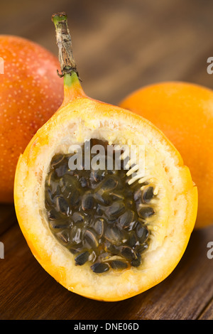Süße Granadilla oder Grenadia (lat. Passiflora Ligularis) halbieren, von denen die Samen und die umliegenden saftiges Fruchtfleisch wird gegessen Stockfoto