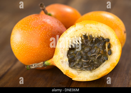 Süße Granadilla oder Grenadia (lat. Passiflora Ligularis) halbieren, von denen die Samen und die umliegenden saftiges Fruchtfleisch wird gegessen Stockfoto