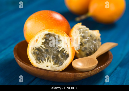 Süße Granadilla oder Grenadia (lat. Passiflora Ligularis) Frucht halbieren, von denen die weiche Samen und das saftige Fruchtfleisch wird gegessen Stockfoto