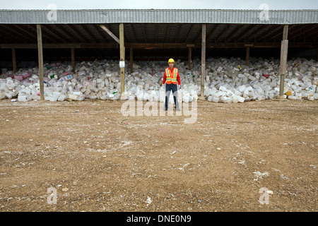Arbeiter Sortieren Behälter an Pestiziden recycling Depot, Mountain View County, Alberta, Kanada. Stockfoto