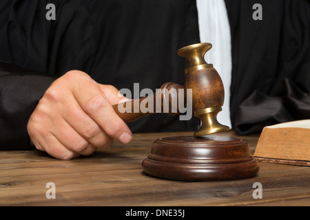 Hand eines Richters ein Hammer oder Hammer Stockfoto