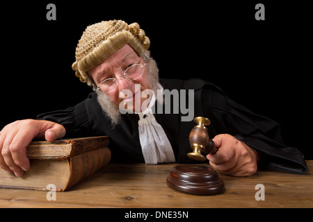 Reifen Richter mit authentischen Gericht Perücke hält ein Hammer vor Gericht Stockfoto